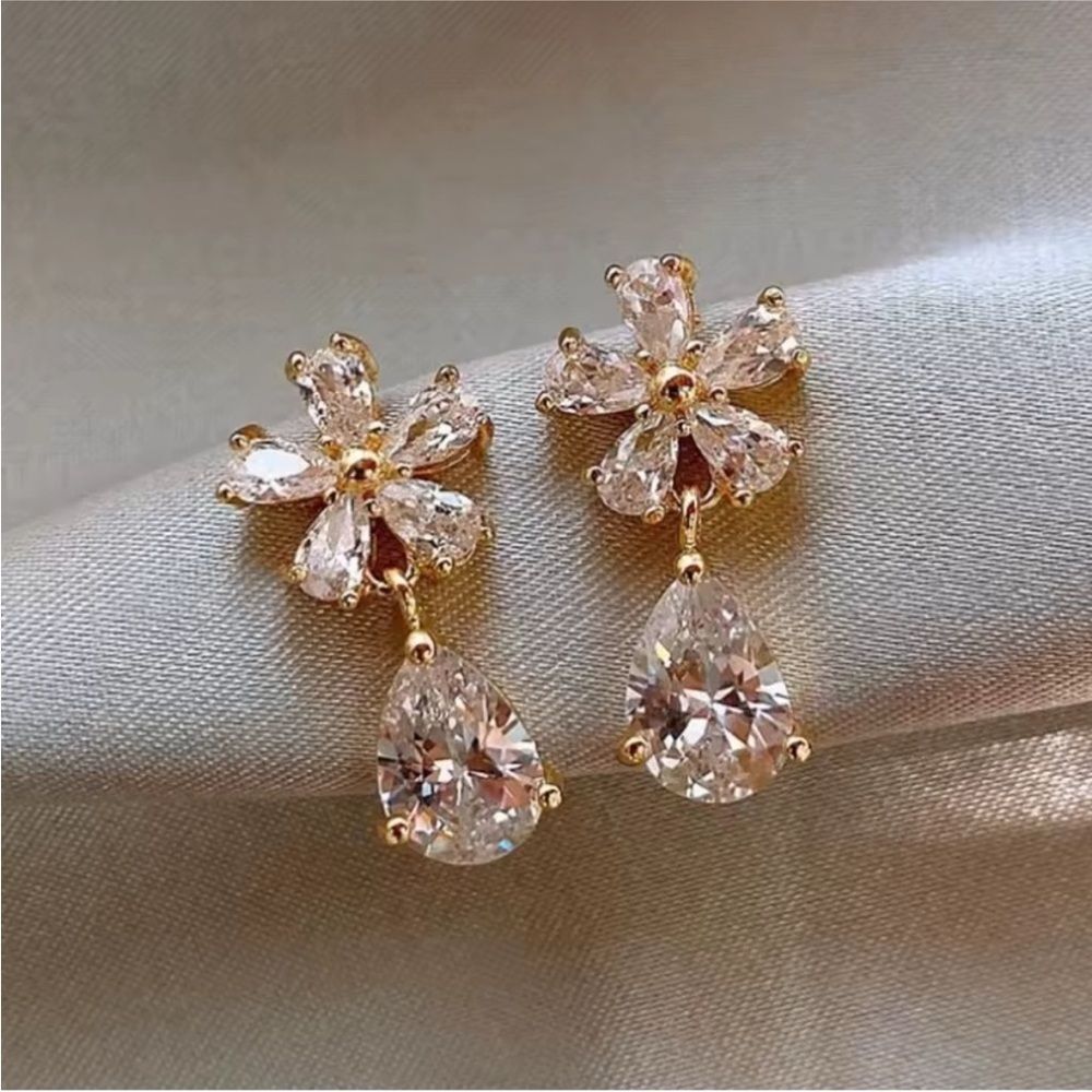 Elegant Gold and Crystal Flower Drop Earrings